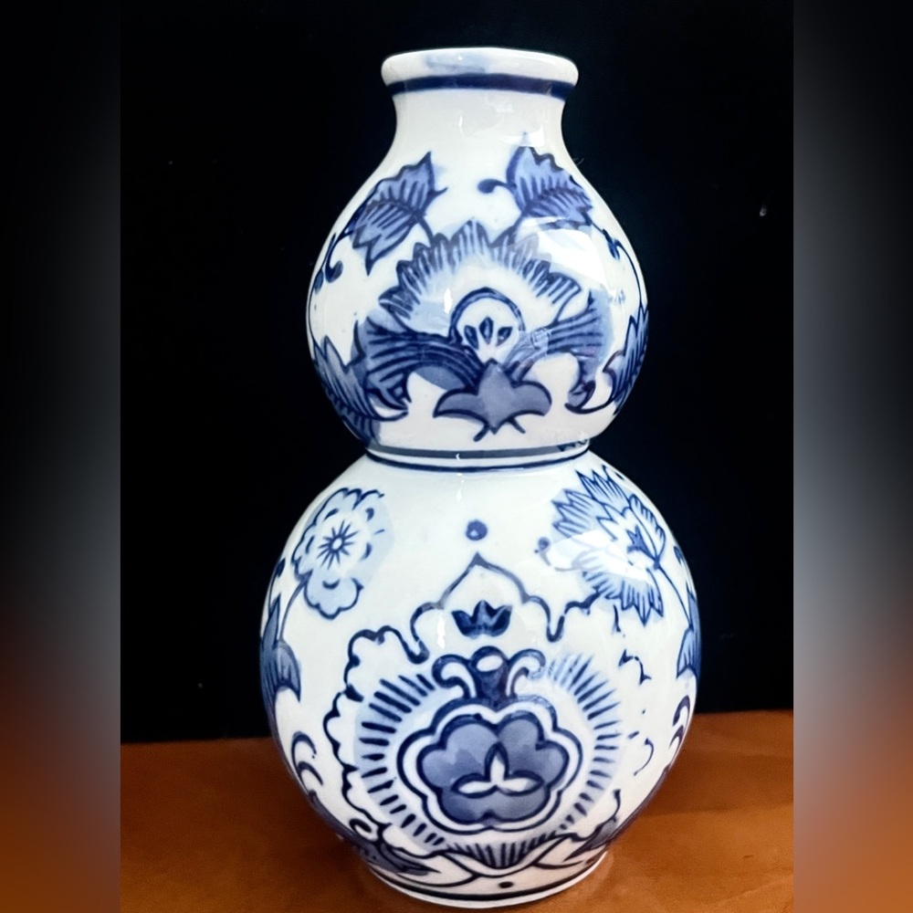 Vintage Chinoiserie Blue & White Double Gourd Bud Vase - 6.5" Floral Decor